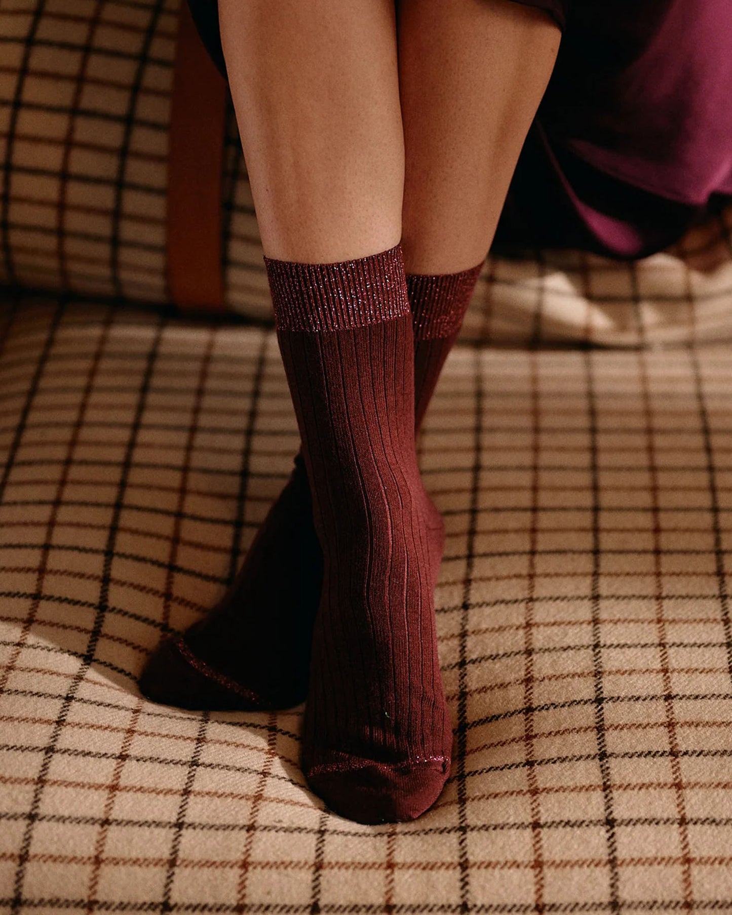 Warm wool mixed ribbed ankle socks in burgundy with a sparkly lamé cuff.