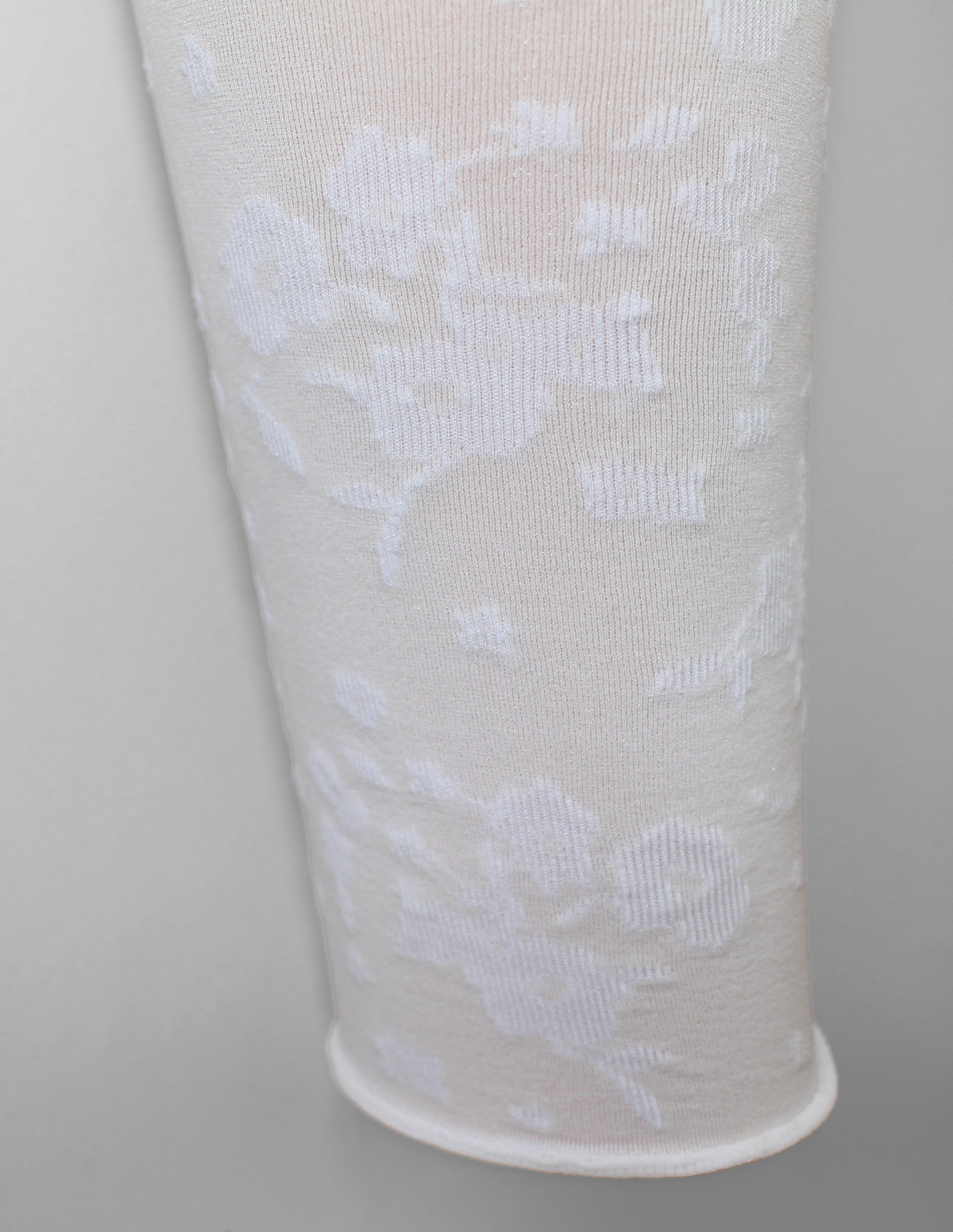 Omsa Lavanda Pantacollant - Soft white semi opaque kid's footless tights with a woven floral pattern and soft roll cuff edge.