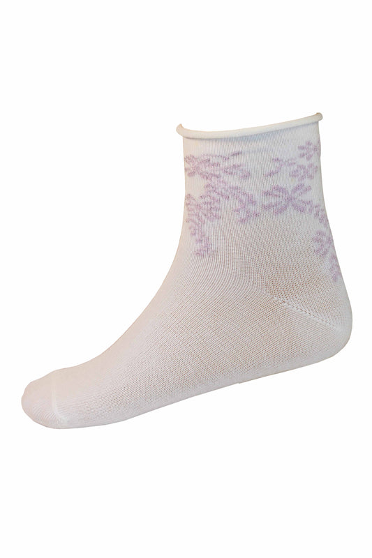 Omsa Serenella Origami Calzino - Light pink children's cotton ankle socks with a horizontal stripe pattern in pastel shades of lilac, pink, yellow and white with a double sock effect cuff with scalloped edge on one cuff and roll top no cuff on the other with a floral pattern.