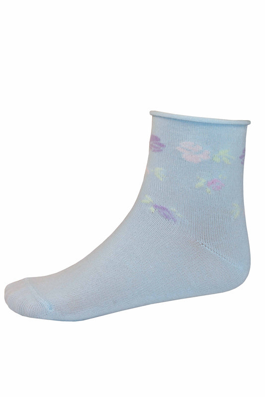 Omsa Serenella Pic Nic Calzino - Light blue children's cotton no cuff cotton ankle socks with a colourful woven floral style pattern around the cuff in shades of pink, purple and lime green..