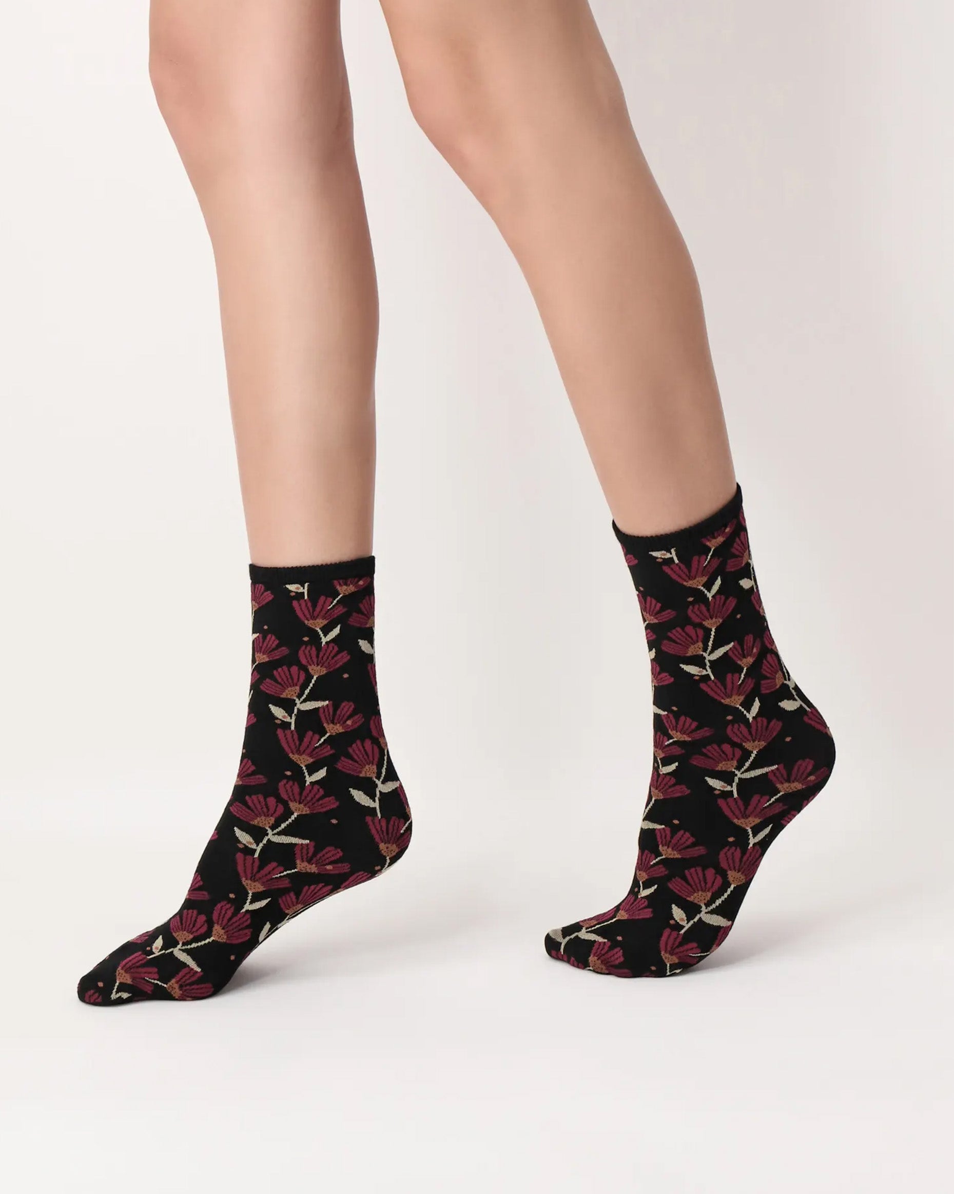 Oroblù Bloom Sock - Black viscose mix fashion ankle socks with an all over woven floral pattern in wine, rusty orange and cream.