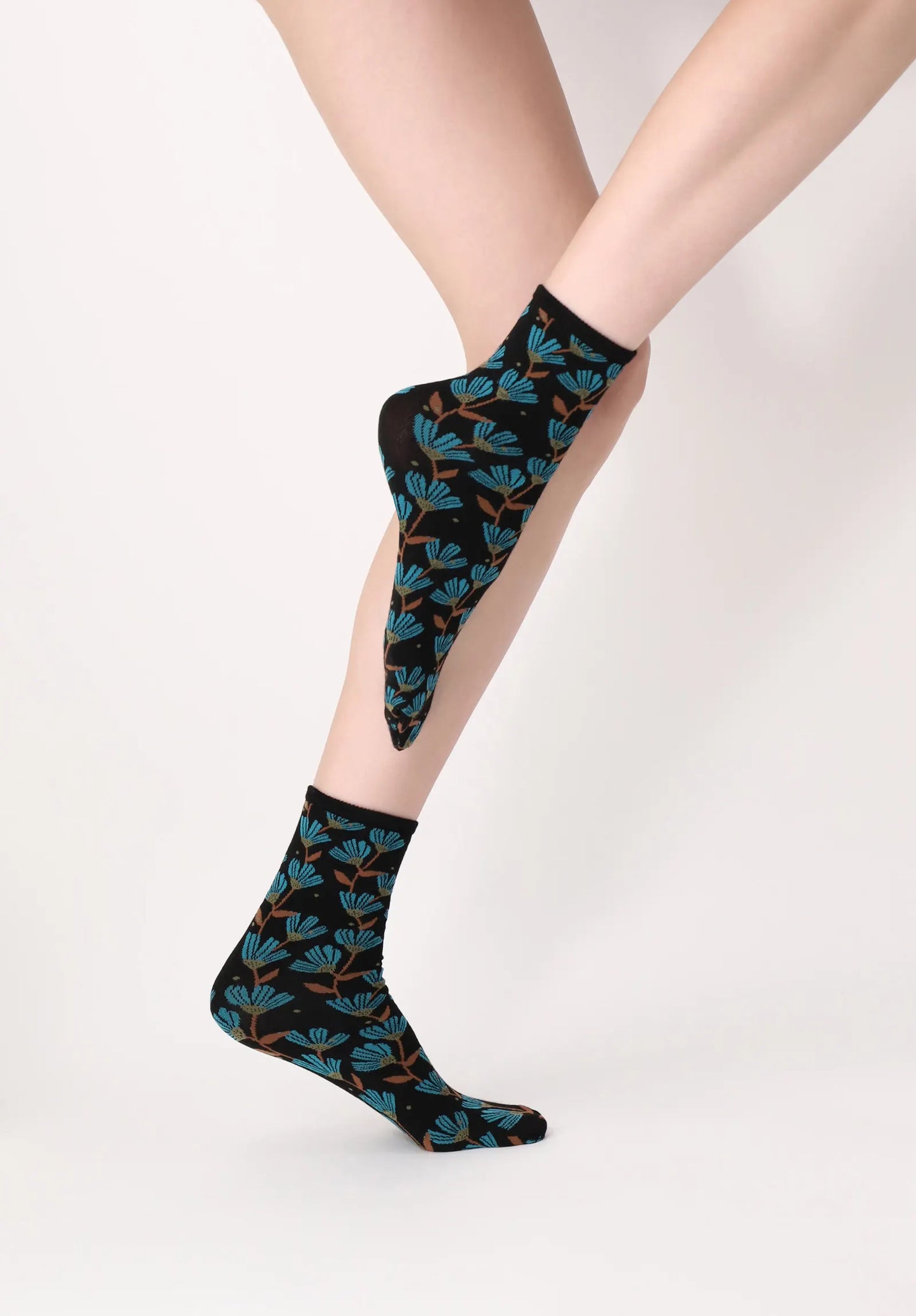 Oroblù Bloom Calzini - Black viscose mix fashion ankle socks with an all over woven floral pattern in teal blue, rusty brown and green.