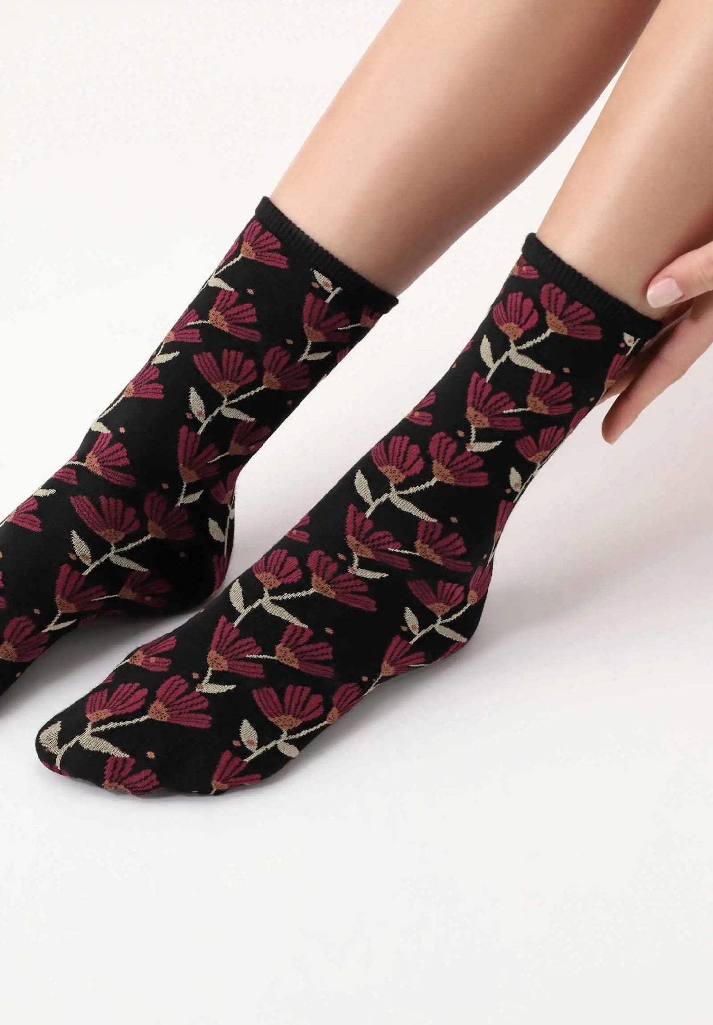 Oroblù Bloom Calzini - Black viscose mix fashion ankle socks with an all over woven floral pattern in wine, rusty orange and cream.