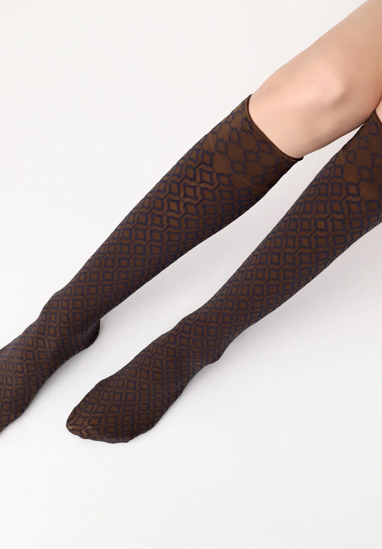 Oroblù I Love First Class Geomtric Gambaletto - Brown opaque fashion knee-high socks with a geometric diamond style pattern in navy