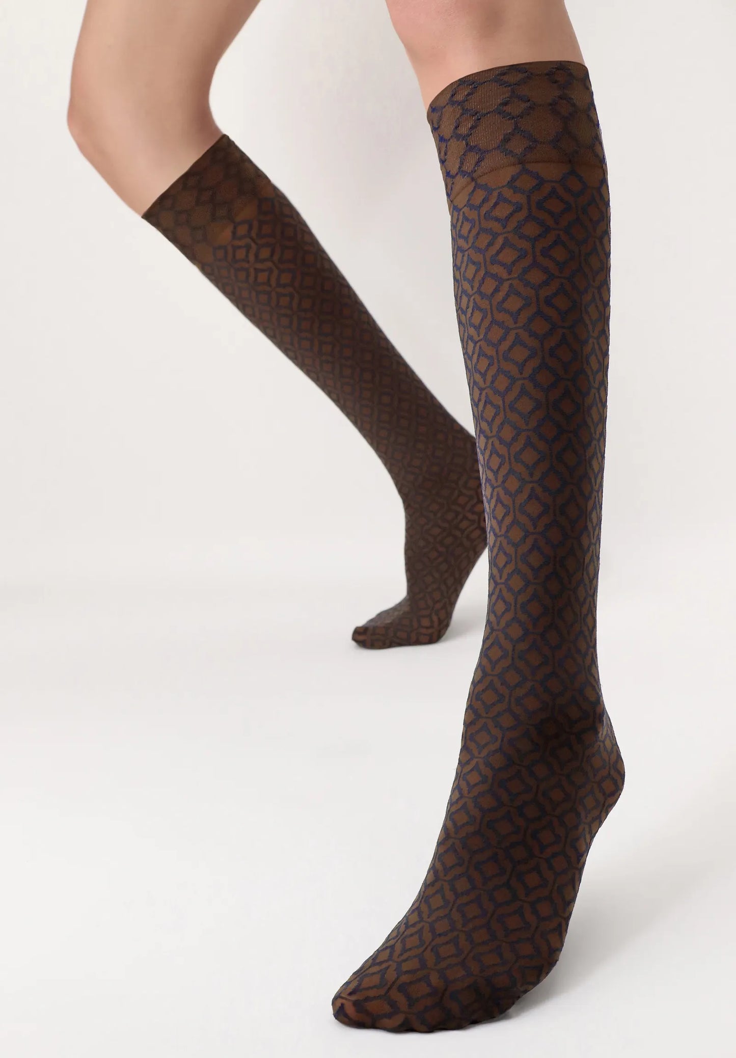 Oroblù I Love First Class Geomtric Knee-Highs - Brown opaque fashion knee-high socks with a subtle geometric diamond style pattern in navy