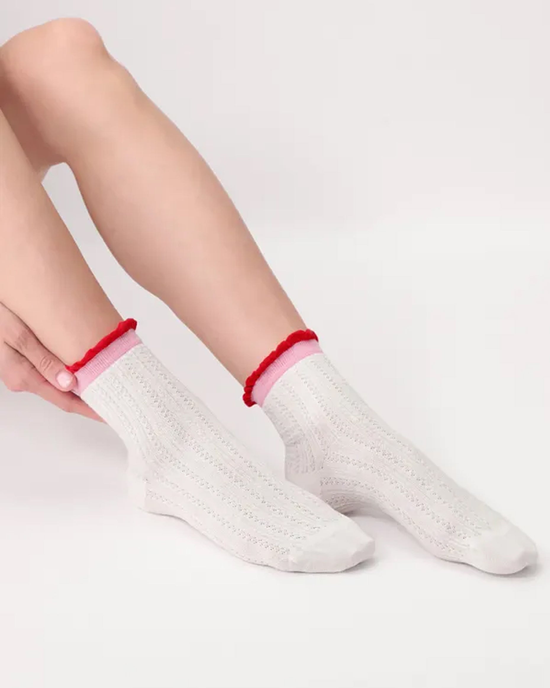 Oroblù Likeable Calzino - Soft cotton ankle socks with a cable rib and pink and red frill cuff. 