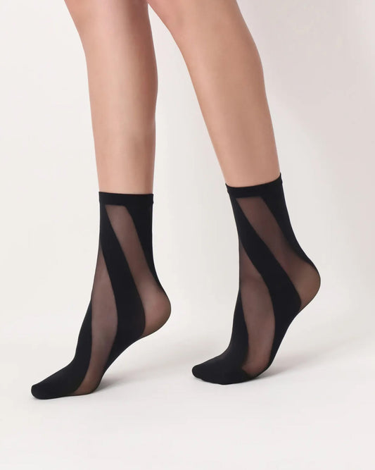 Oroblù Spiraling Ankle Sock - Sheer black fashion ankle socks with an opaque diagonal swirling line pattern, opaque toe and plain cuff.