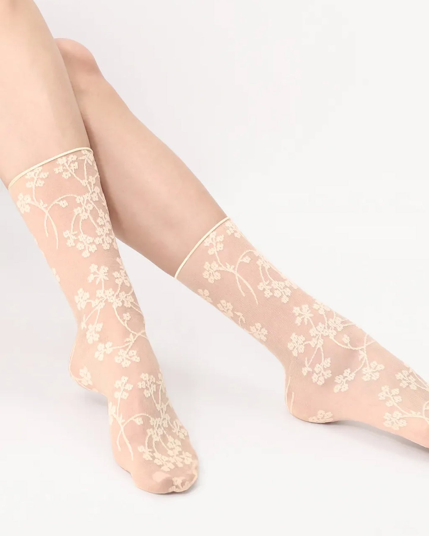 Oroblù Spring Flowers Sock - Sheer light pale yellow fashion ankle socks with a woven floral pattern and no cuff roll top. Close up detail.