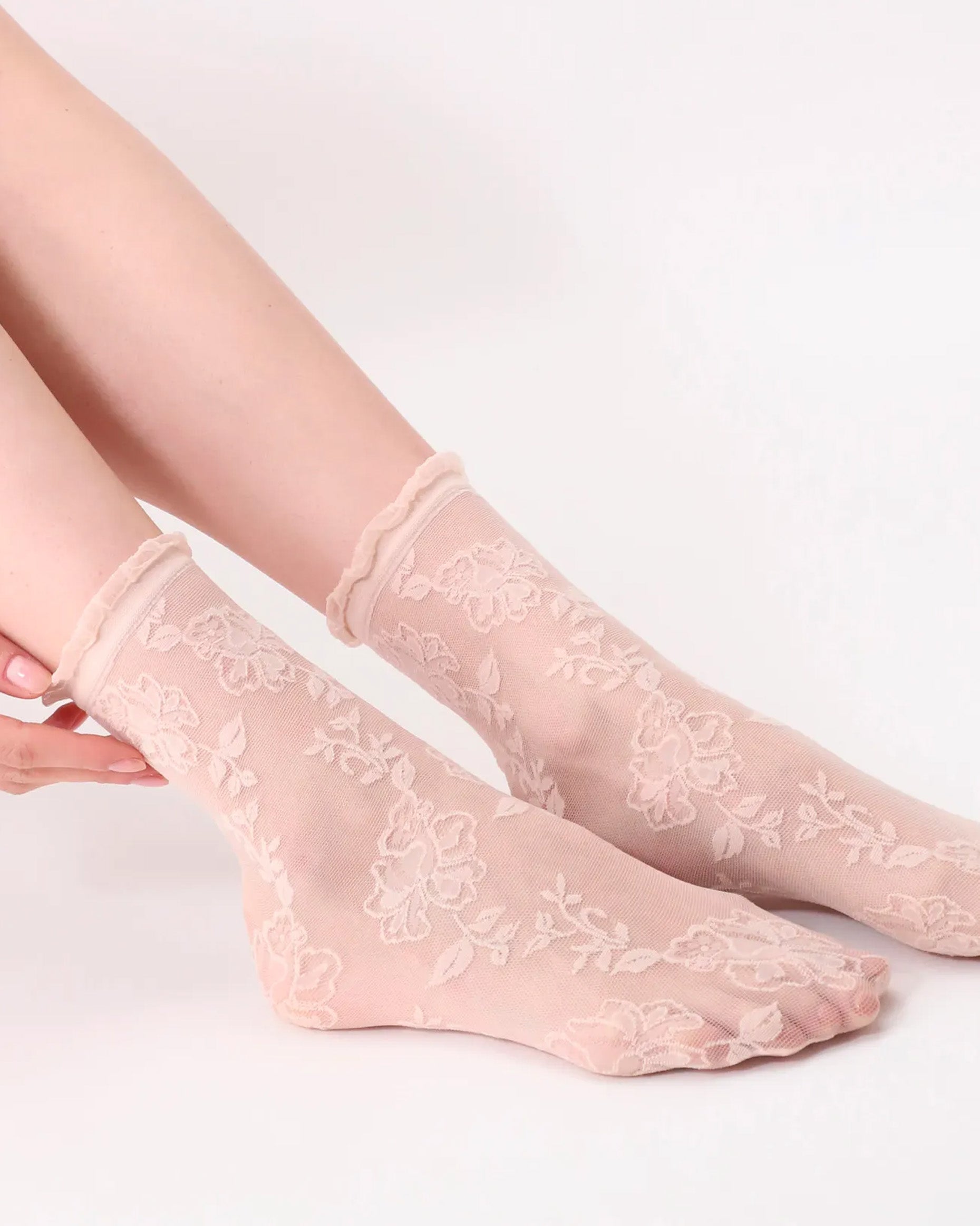 Oroblù Trim Calzino - Sheer light nude micro mesh fashion ankle socks with a woven floral lace style pattern and frill cuff edge.