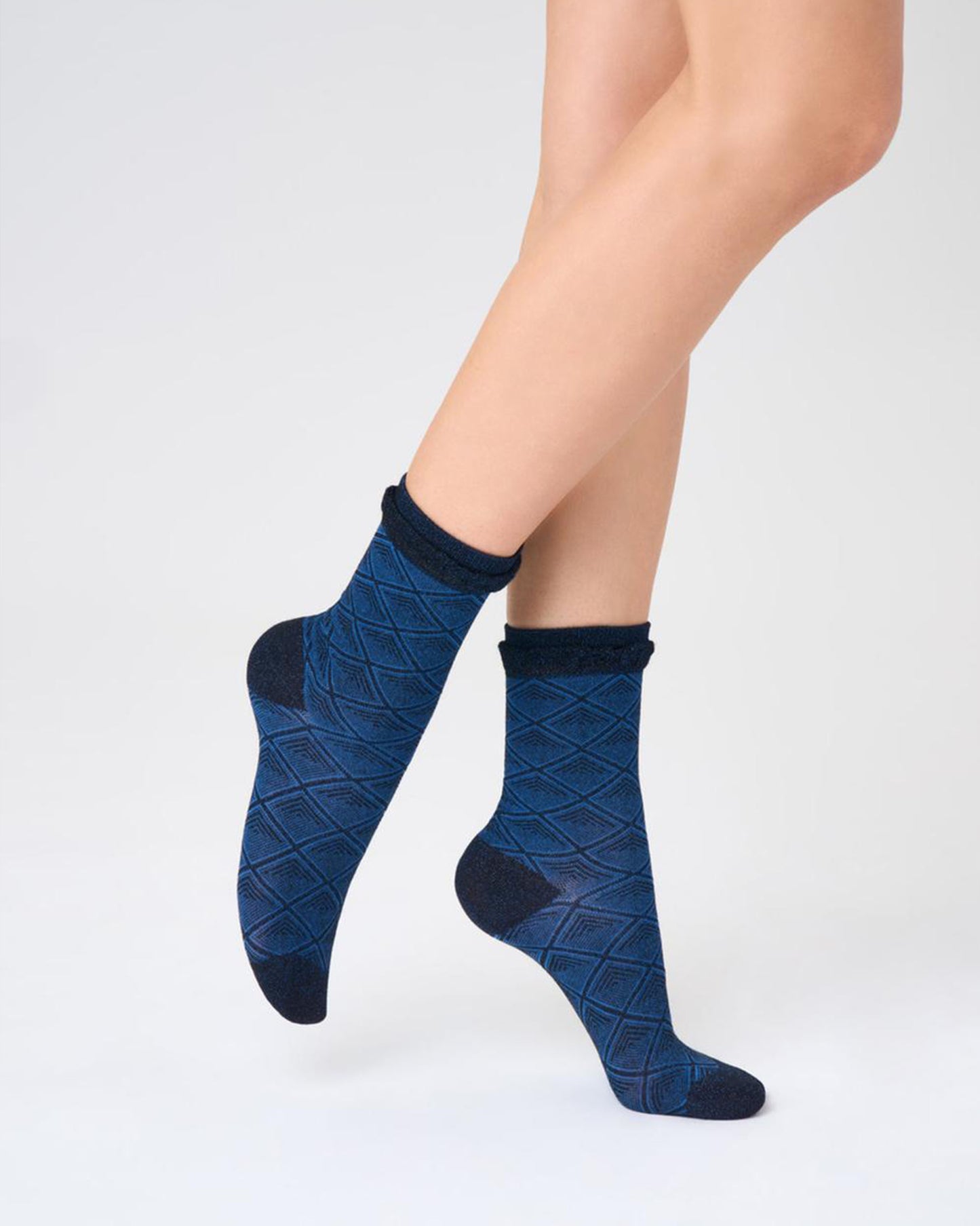 SiSi Geometrico Calzino - Light grey fashion ankle socks with a black diamond pattern, sparkly silver lamé knitted through a small frill cuff.