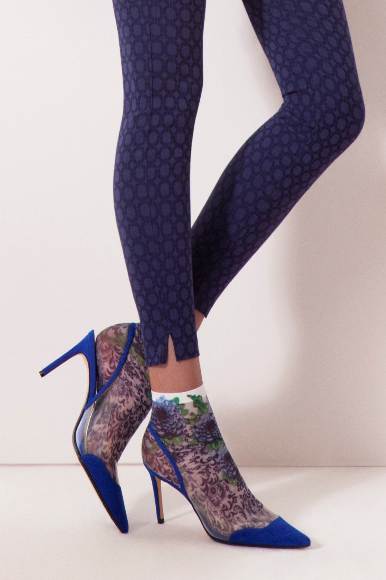 Omsa 3568 Fiori Blu Calzino - White floral print fashion ankle socks in blue and green.