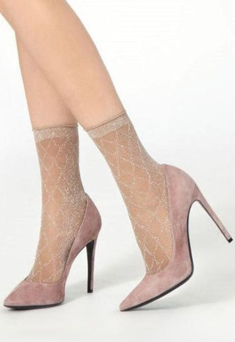 Omsa 3584 Share Calzino - Sparkly silver fashion ankle socks with diamond/fish-scale style pattern in metallic silver metallic yarn. Available in black and nude.