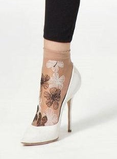 Omsa 3591 Share Calzino - Sheer nude fashion ankle socks with white and black floral print pattern.