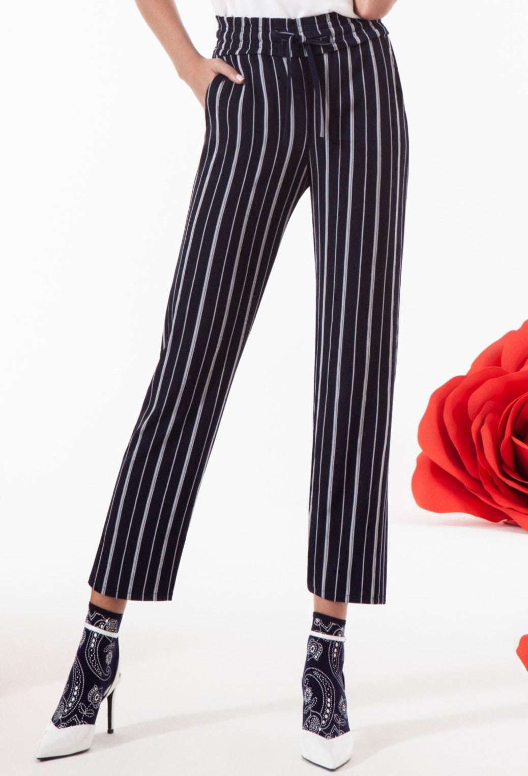 Omsa 3638 Leggings Pantalone Gessato - Navy cropped wide leg palazzo pants with white stripes, pockets and elasticated waistband with draw string.