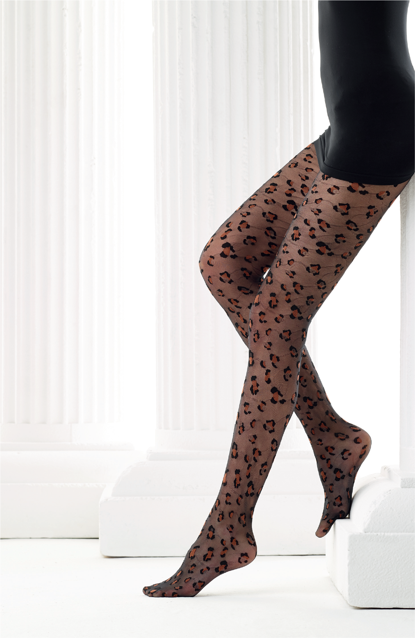 Omero Zuri Collant - Sheer black fashion tights with a rust colour woven leopard print style pattern, flat seams and hygienic gusset.