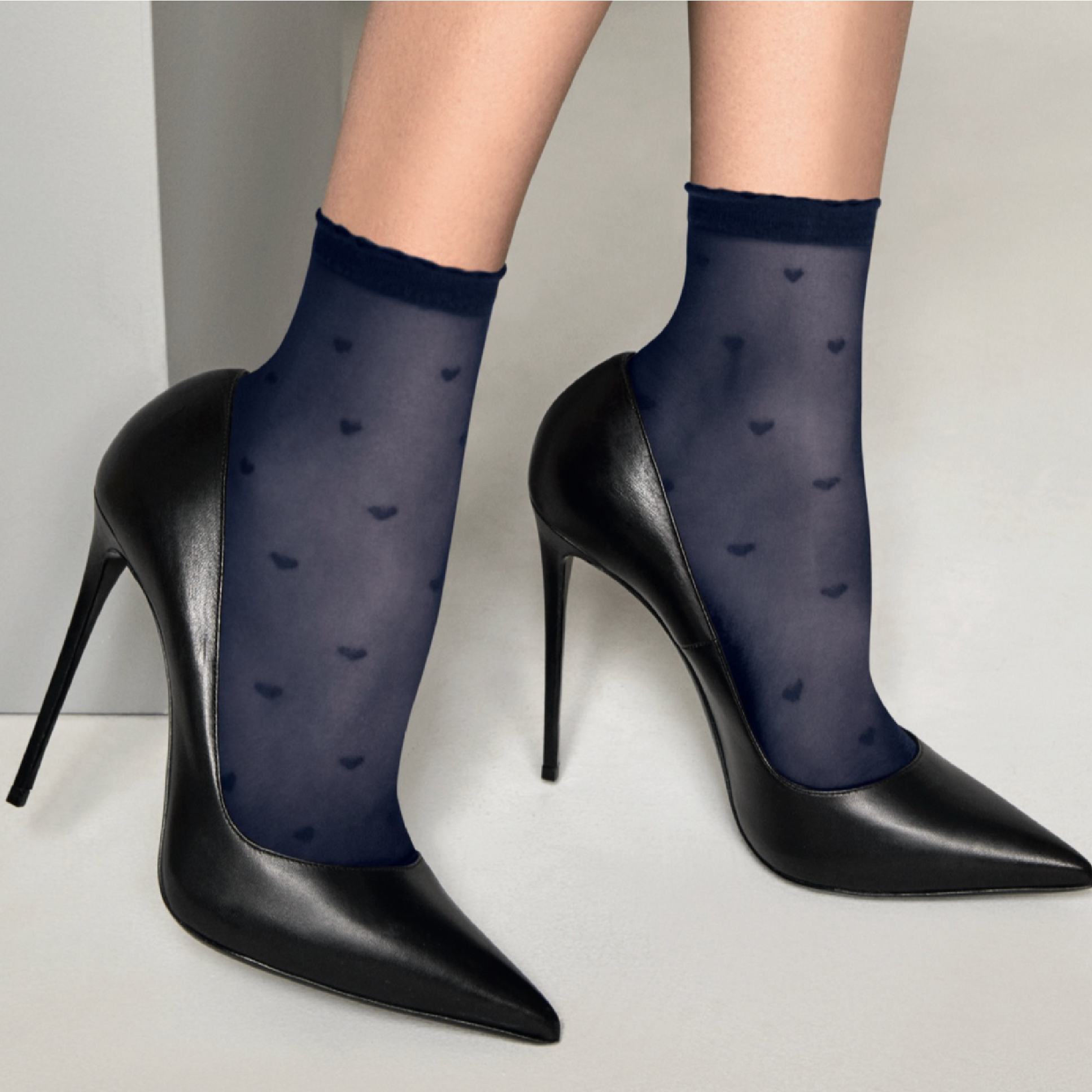 Omsa 3531 Lovie Calzino - Sheer fashion ankle socks with an all over heart pattern and comfort scalloped cuff. Available in black, navy and nude.