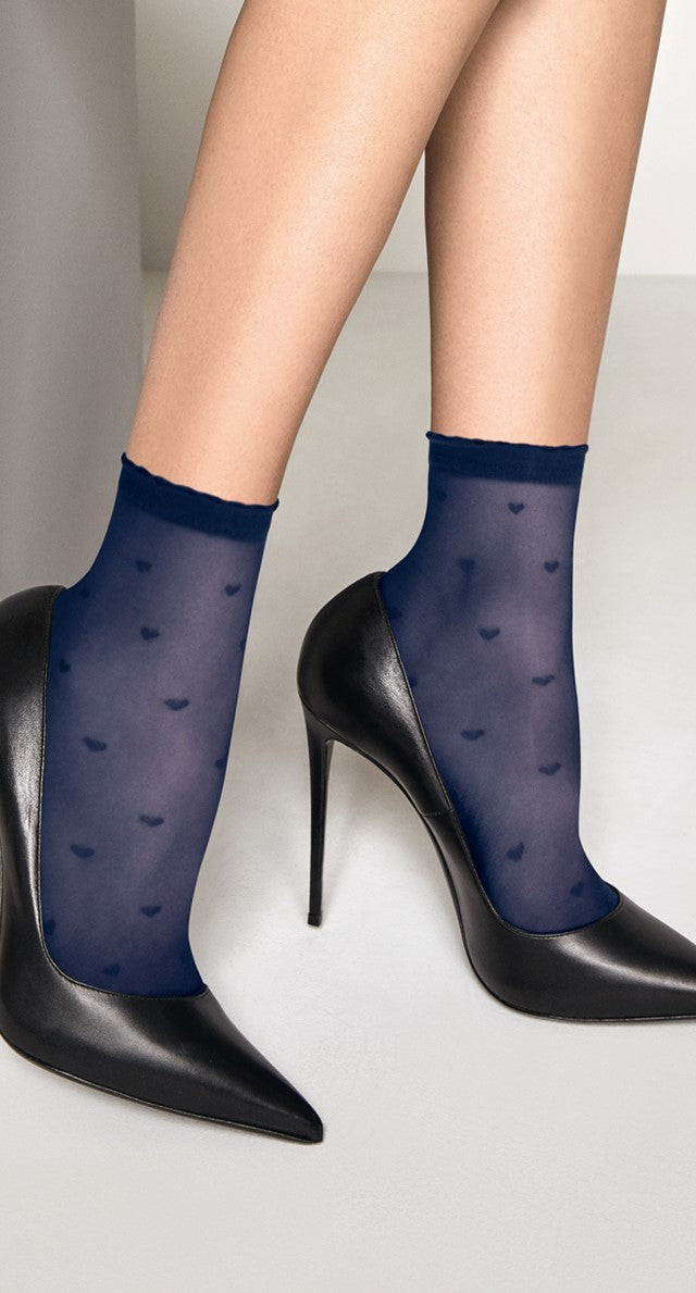 Omsa 3531 Lovie Calzino - Sheer fashion ankle socks with an all over heart pattern and comfort scalloped cuff. Available in black, navy and nude.