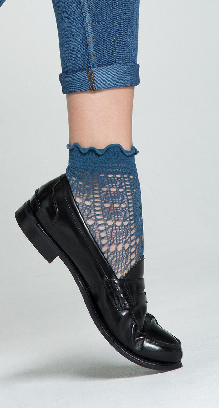 Omsa Sugar Calzino - Openwork crochet style ankle socks with a square and circular lace pattern, hem-less comfort cuff with a frill edge.