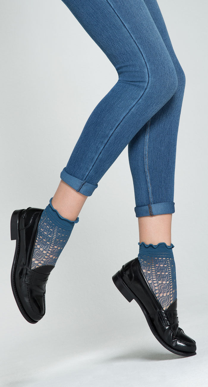Omsa Sugar Calzino - Openwork crochet style ankle socks with a square and circular lace pattern, hem-less comfort cuff with a frill edge.