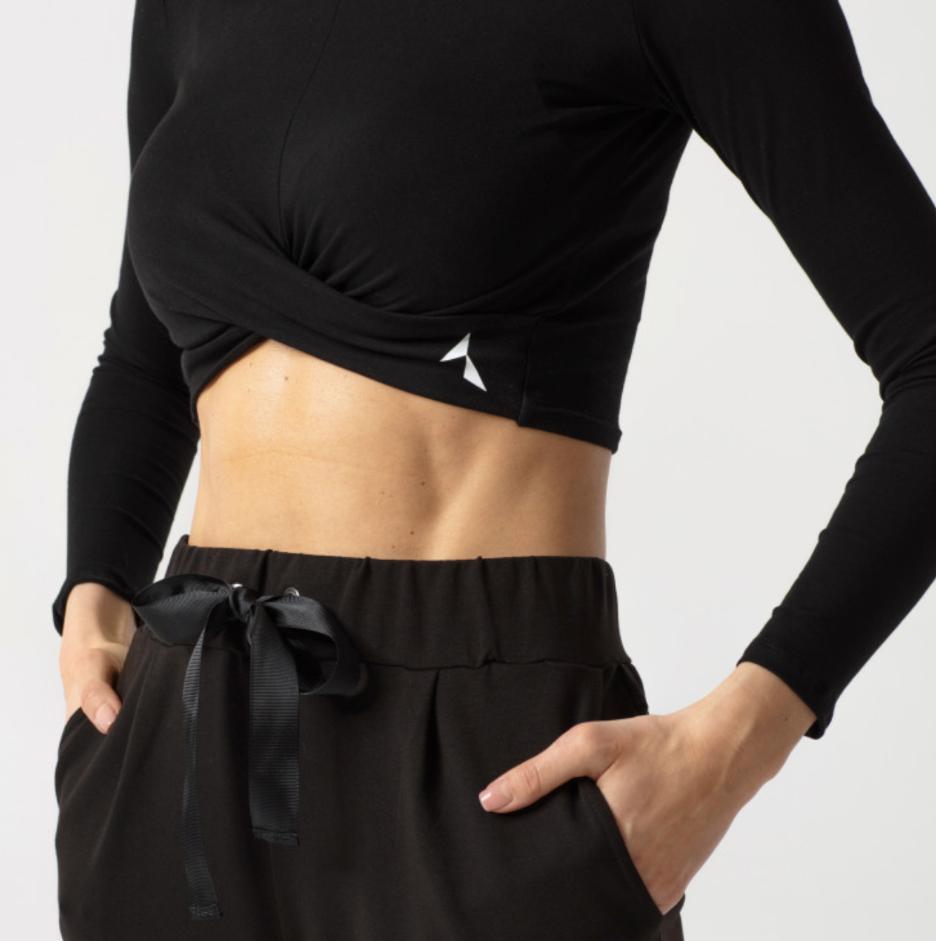 Carpatree Gaia Longsleeve Top - Black cropped long sleeve sports top with twist detail. Made of soft cotton.