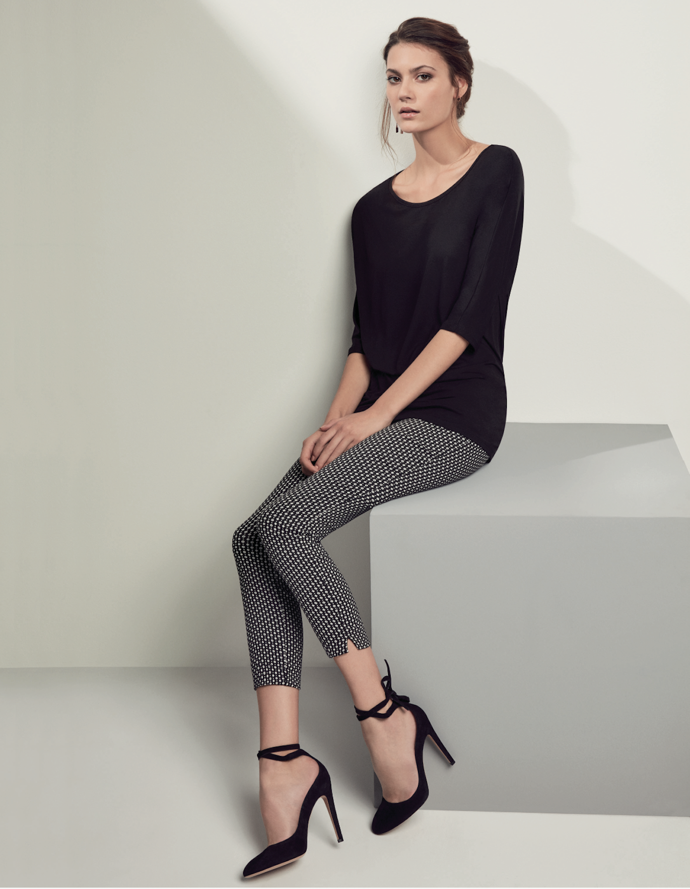Omsa Sweet Share Leggings - Black trouser leggings (treggings) in stretch viscose with a white micro texture geometric pattern, side slits at ankle and high waist.