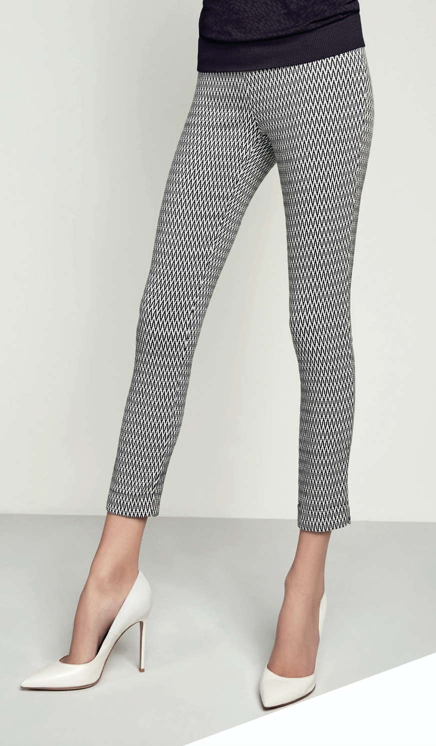 Omsa Ziggy Leggings - Black and white woven zig-zag patterned ankle length trouser leggings (treggings) with stretch viscose and high waist.