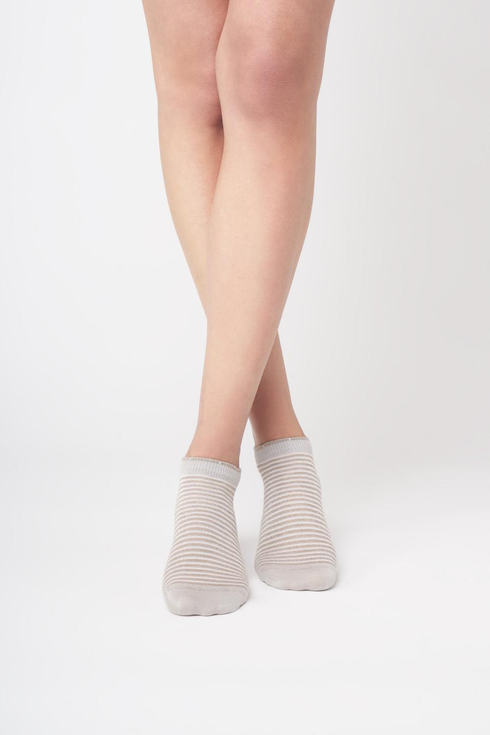 SiSi Righe MiniCalzino - Light grey low ankle cotton mix fashion socks with a stripe pattern in black with gold lurex, shaped heel and flat toe seam.