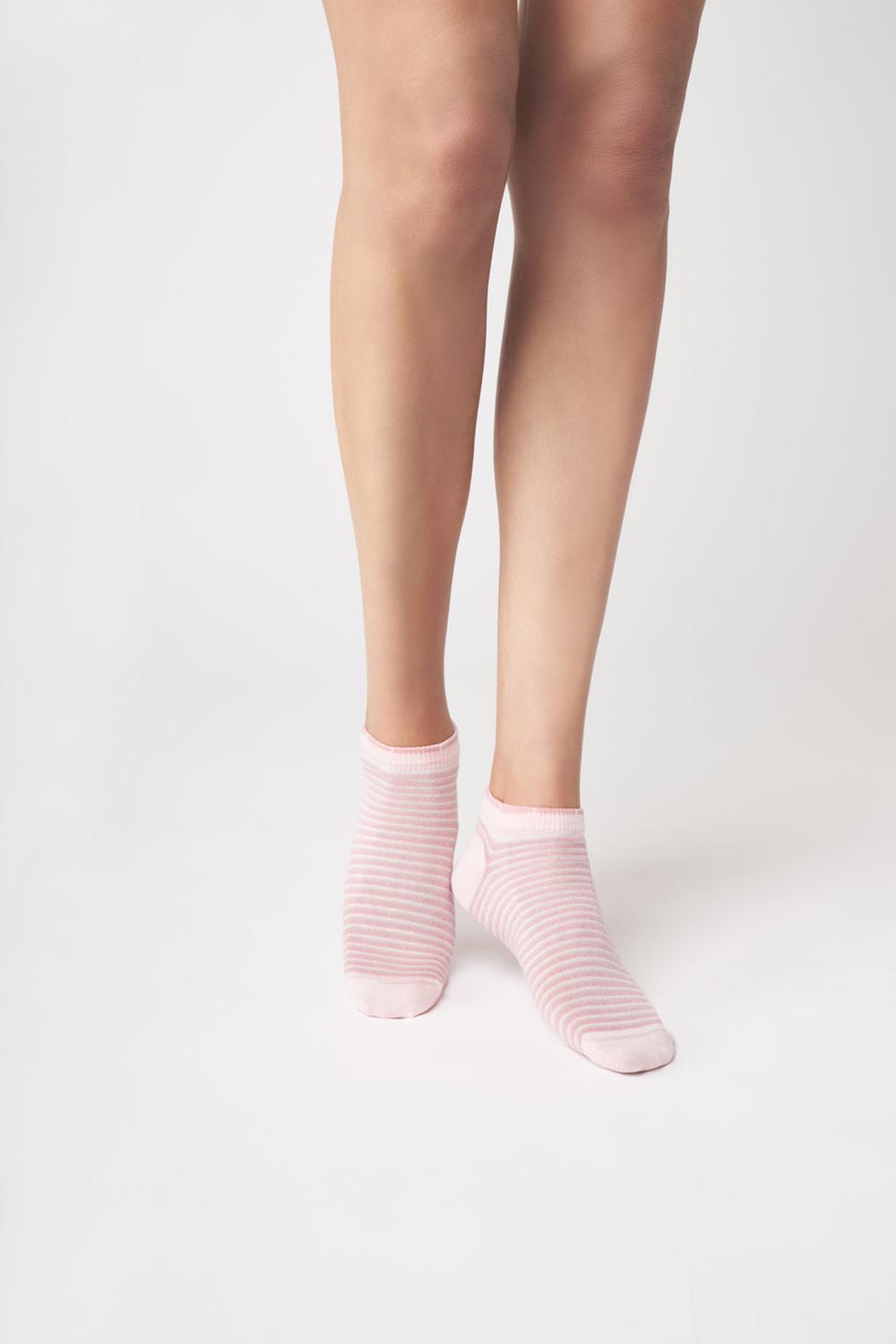 SiSi Righe MiniCalzino - Light pale pink low ankle cotton mix fashion socks with a stripe pattern in black with gold lurex, shaped heel and flat toe seam.