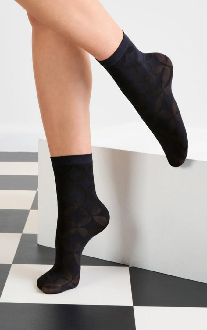 SiSi 1743 Optical Calzino - Black micro mesh tulle effect crew length ankle socks with an opaque geometric circular stylised leaf pattern.