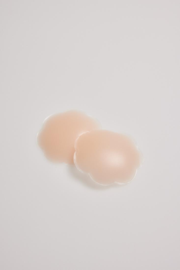 Ysabel Mora 10102 Nipple Covers - Reusable adhesive silicone petal shaped nipple covers, ideal for covering the nipple, gently adheres to your skin, guaranteeing discretion under your clothes.