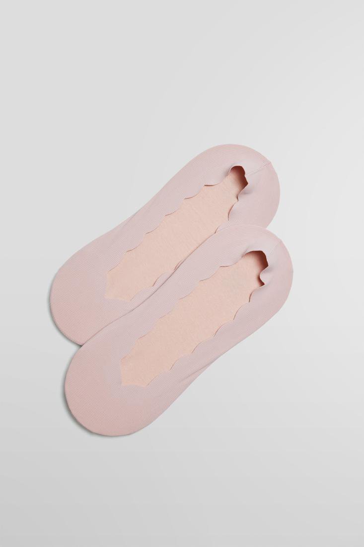 Ysabel Mora 12854 Scalloped Liners - Light ribbed pale pastel blush pink microfibre shoe liner invisible socks with scalloped edge and anti-slip silicone grip on heel.