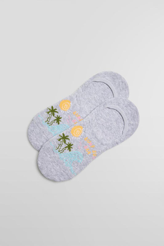 Ysabel Mora 12857 Surf Sun liners - Light fleck grey cotton no show sneaker socks with blue waves, green palm trees and sun design featuring the words "surf sun sea" in yellow and pink. The heel has an anti-slip silicone grip.