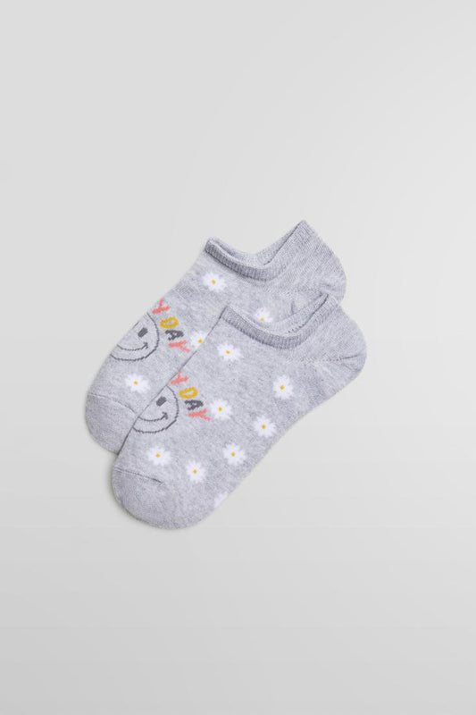Ysabel Mora 12860 Happy Day - Light fleck grey cotton low ankle sneaker socks with a daisy pattern, smiley face and "happy day" text.