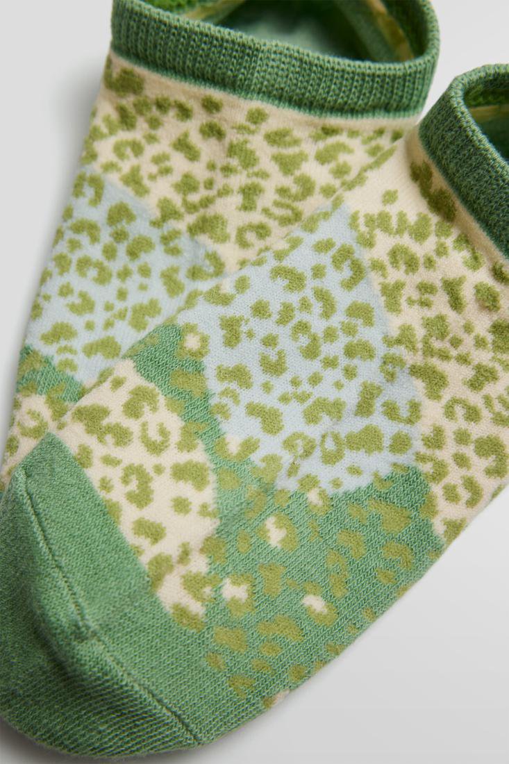 Ysabel Mora 12861 Animal Print Liners - Olive green cotton low ankle sneaker socks with a cheetah / leopard style animal print on a pale green and light blue background.