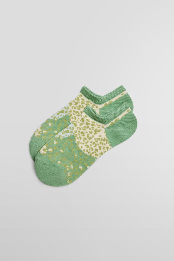 Ysabel Mora 12861 Animal Print Liners - Olive green cotton low ankle sneaker socks with a cheetah / leopard style animal print on a pale green and light blue background.
