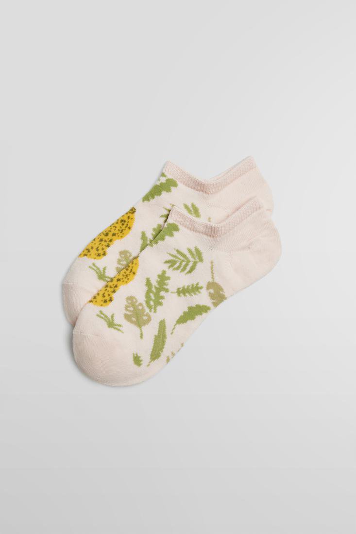 Ysabel Mora 12861 Cheetah Liners - Pale pink cotton low ankle sneaker socks with a cheetah motif on the foot and all over tropical leaf style pattern in green.