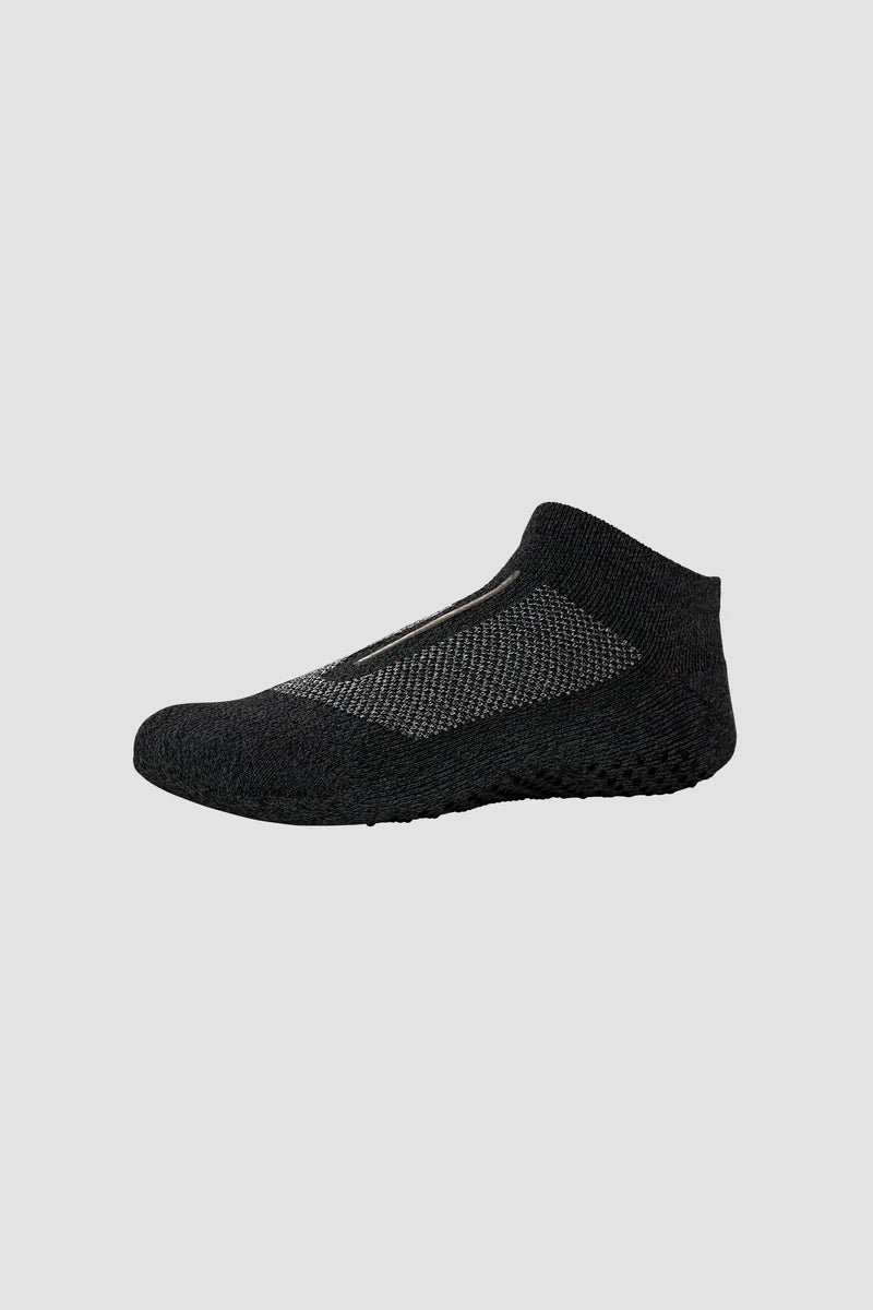 Ysabel Mora 17396 Yoga & Pilates Sock - Breathable low ankle sports socks with a dotted anti-slip sole and arch support, available in grey and black.