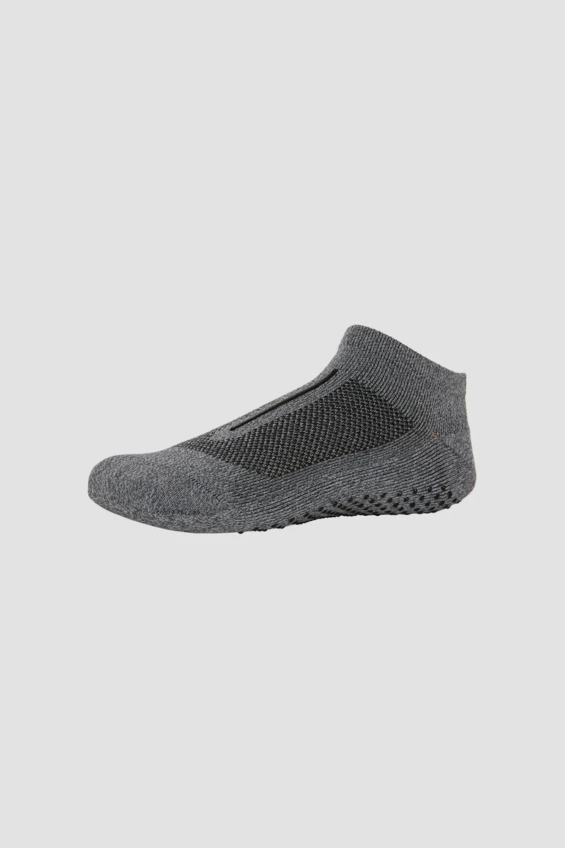 Ysabel Mora 17396 Yoga & Pilates Sock - Breathable low ankle sports socks with a dotted anti-slip sole and arch support, available in grey and black.