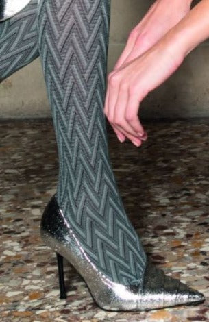 Trasparenze Cerbero Gambaletto - Matte opaque fashion knee-high socks a woven zig-zag herringbone style pattern in shades grey and black