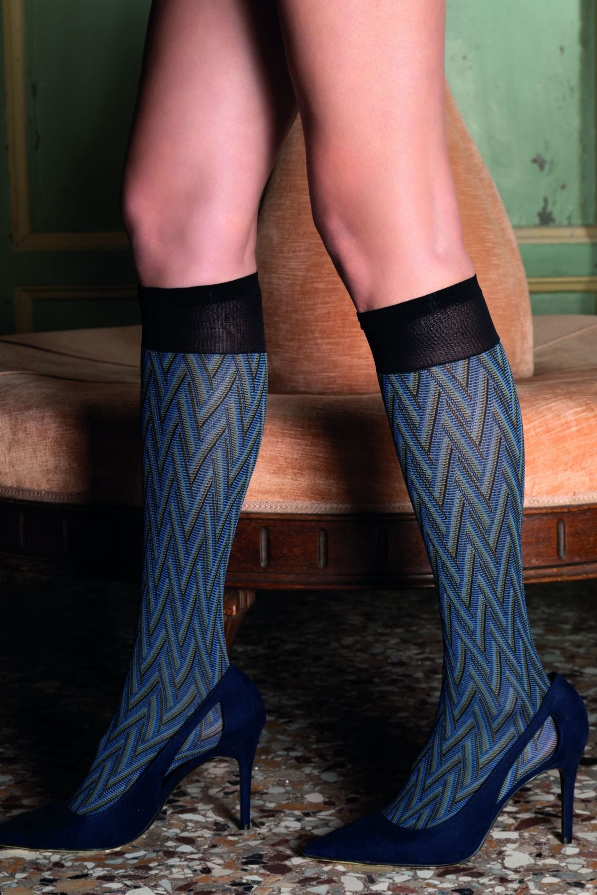 Trasparenze Cerbero Gambaletto - Matte opaque fashion knee-high socks a woven zig-zag herringbone style pattern in shades blue, black and mustard