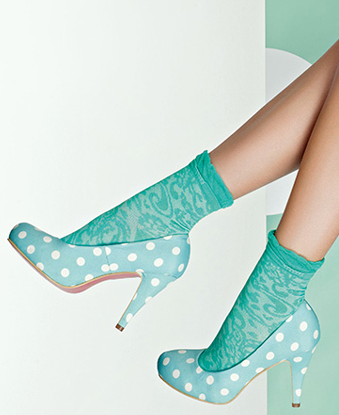 Omsa Damasc Calzino - Cotton fashion ankle socks with a subtle floral pattern, frill cuff, shaped heel and flat toe seam.