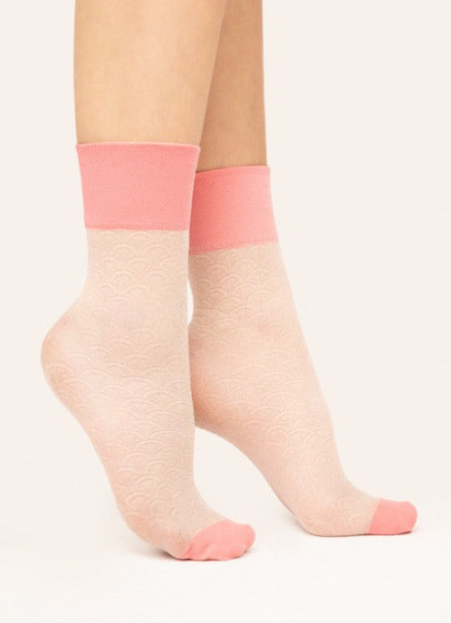 Fiore Mellow Socks - Dusty pink fashion ankle socks with a textured fan style pattern, deep elasticated cuff and toe in pastel pink.