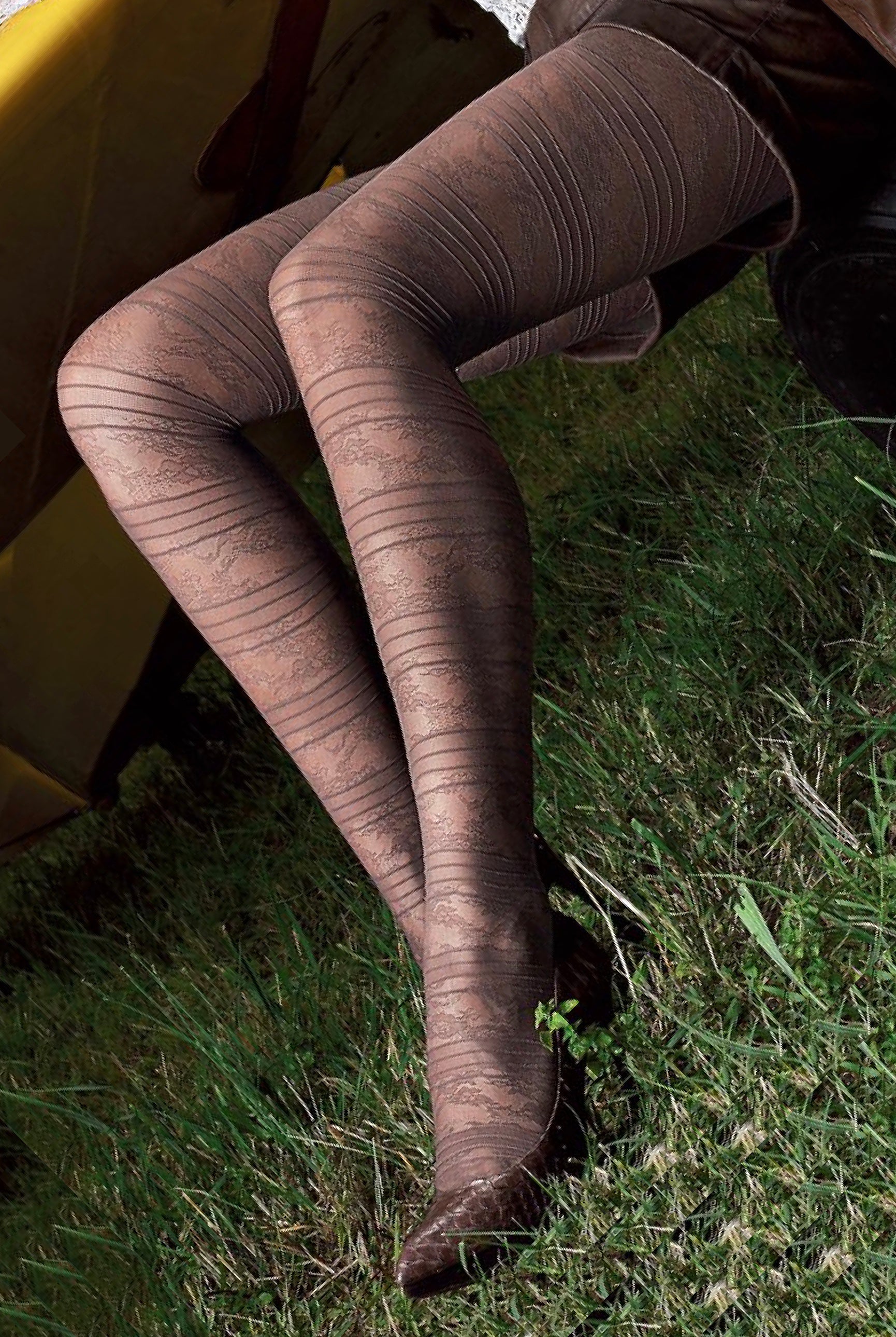 Omsa Elegantly Collant - fashion tights with floral lace and stripe pattern, available in black, navy blue and taupe.