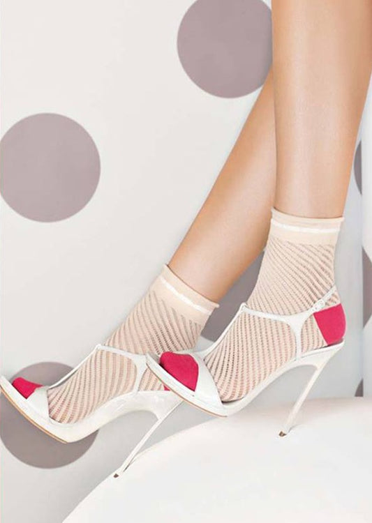 Omsa Lightly Calzino - Cotton fashion ankle socks with an open diagonal stripe, white scalloped cuff with double roll edge, contrast heel and toe with flat seam.