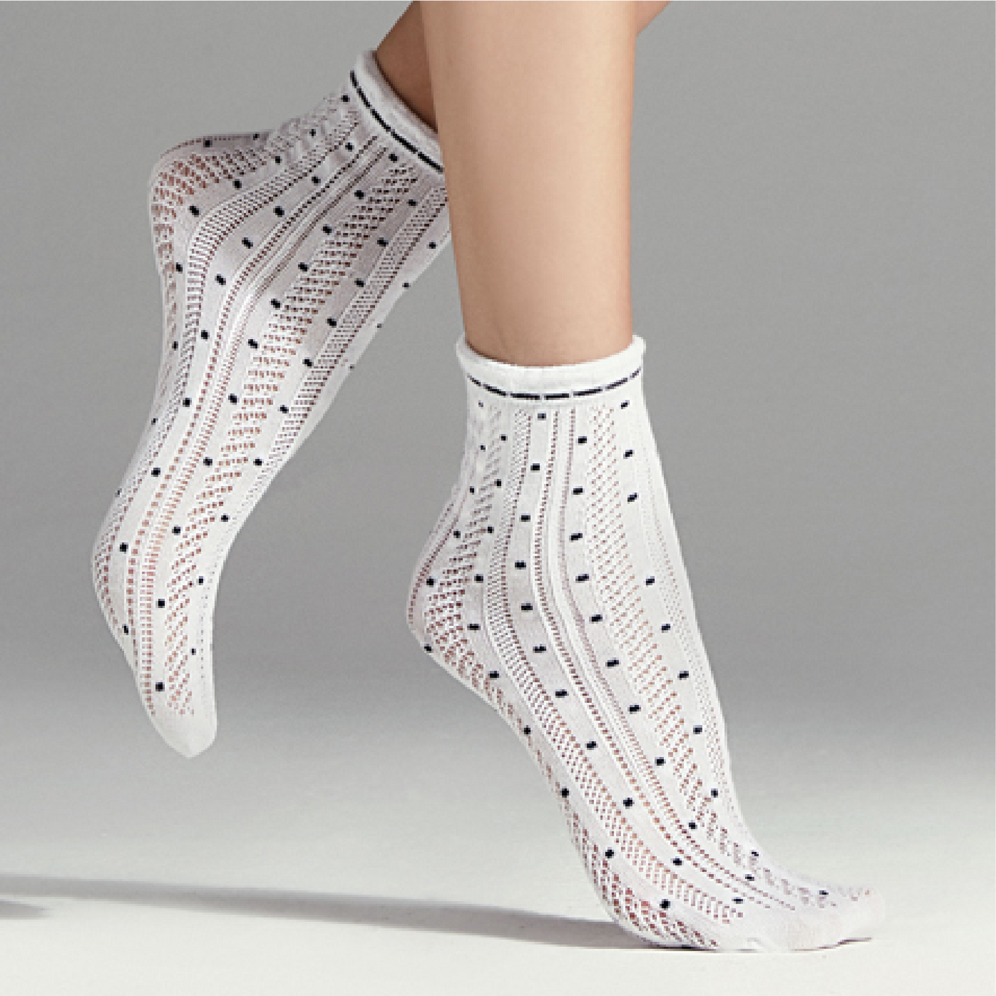Omsa Needle Calzino - White light cotton mix ankle socks with openwork ribs, black spot pattern and picot cuff.