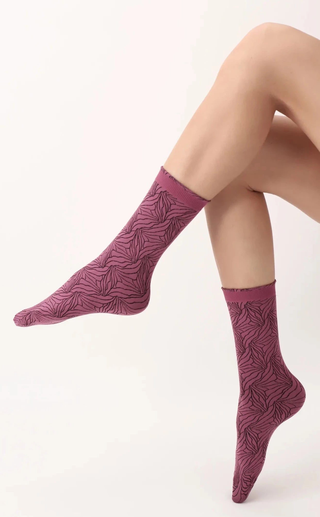 OorblÌ_ I Love Italy Milano Sock - Dusty rose pink opaque fashion ankle socks with a black wavy linear leaf style pattern and elasticated cuff.