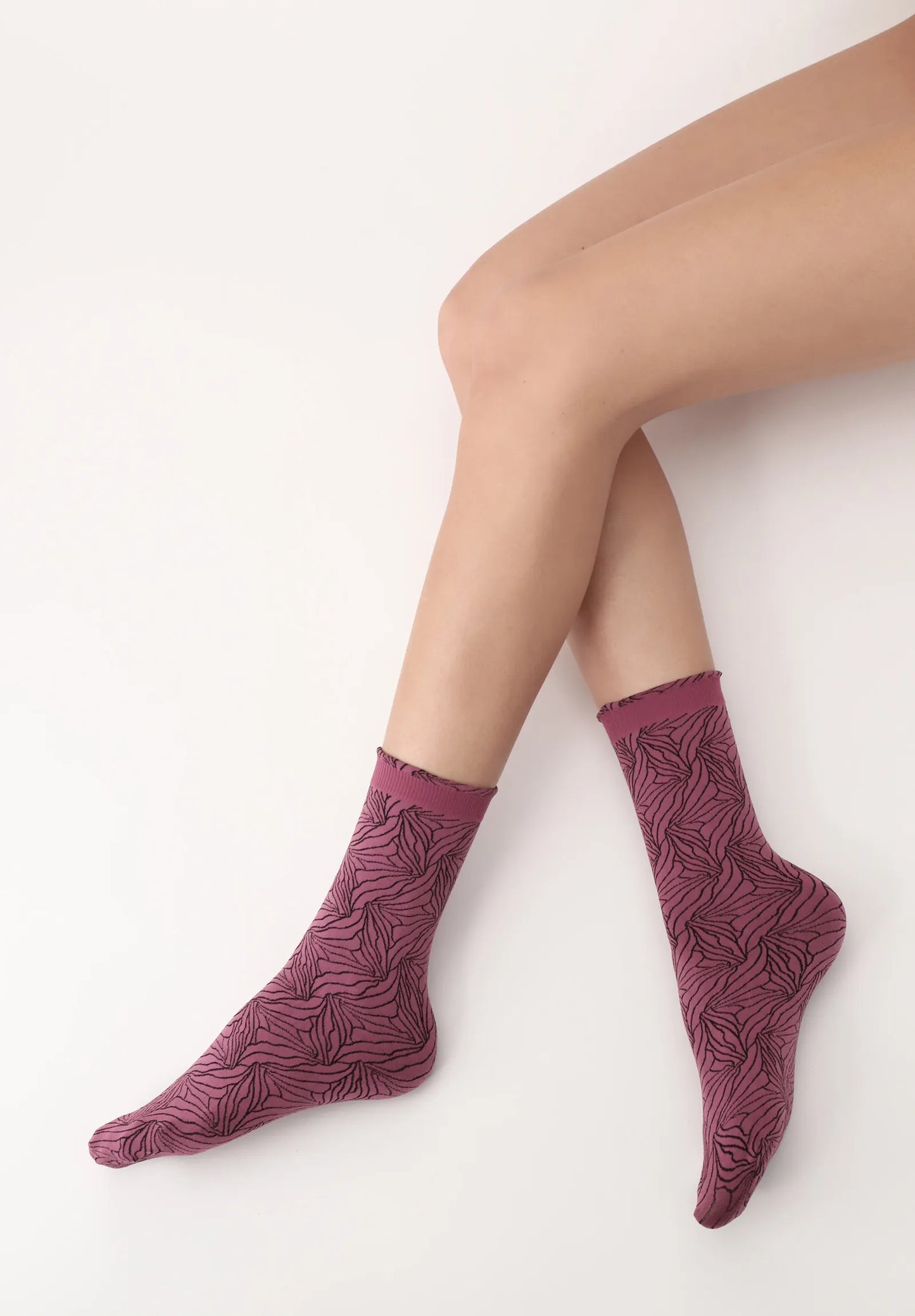 OorblÌ_ I Love Italy Milano Sock - Dusty rose pink opaque fashion ankle socks with a black wavy linear leaf style pattern and elasticated cuff.