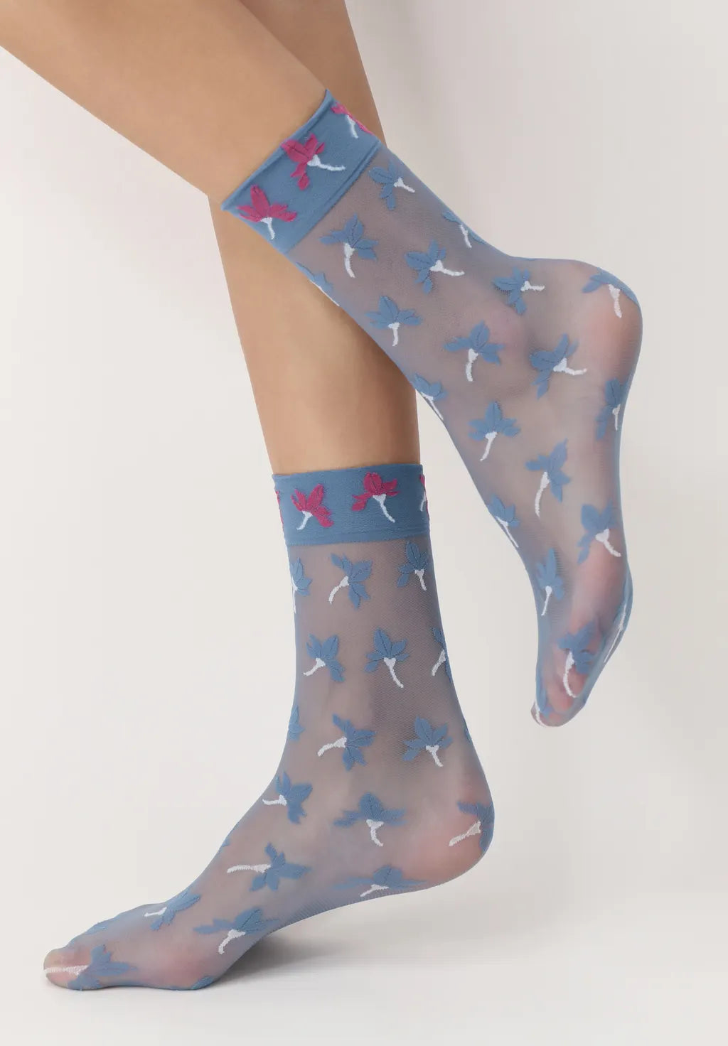 Oroblù Primroses Calzino - Sheer denim blue fashion ankle socks with a primrose flower style pattern on the sock and a stripe of pink primroses on a soft deep cuff.