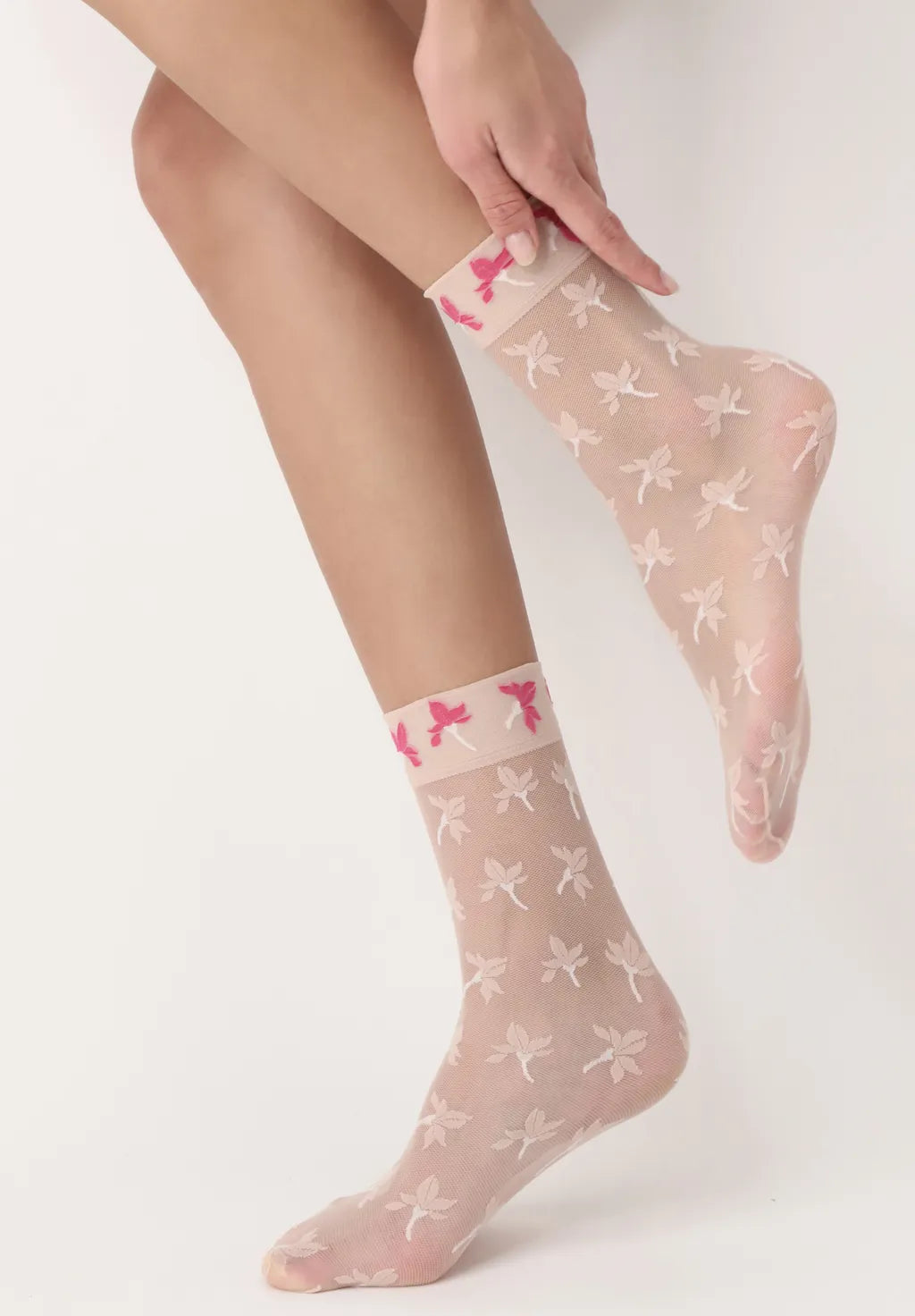 Oroblù Primroses Calzino - Sheer nude fashion ankle socks with a primrose flower style pattern on the sock and a stripe of pink primroses on a soft deep cuff.