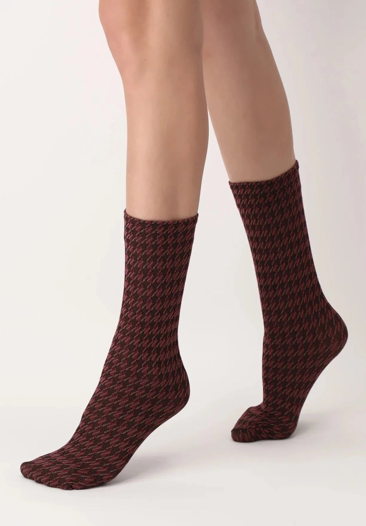 OroblÌ_ Pied De Poule Texture Sock - Soft opaque fashion ankle socks with a black and wine houndstooth textured pattern with a fleck of beige.